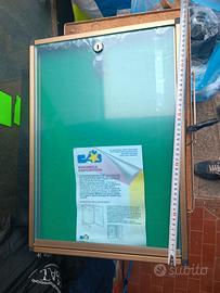 Bacheca porta avvisi con chiave