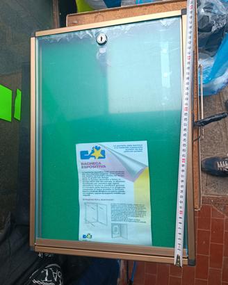 Bacheca porta avvisi con chiave