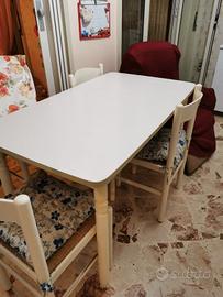 Tavolo con 3 sedie 
