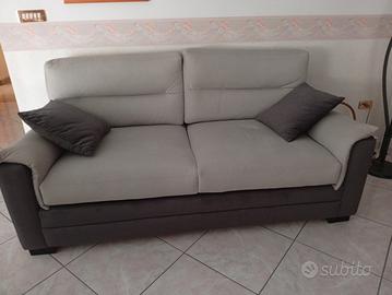 Divani e tavolo da salotto