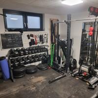 home gym con vari atrezzi