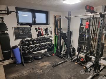 home gym con vari atrezzi