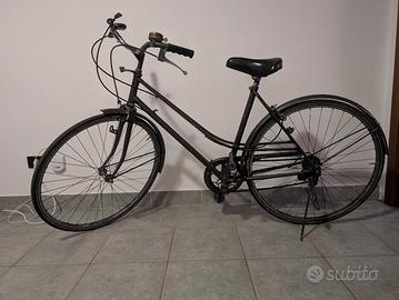Bicicletta d'epoca da donna usata.