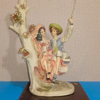 Statuetta scultura resina con base in legno.