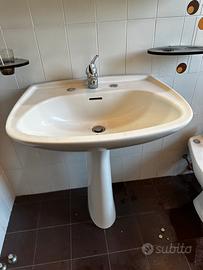 Lavandino e specchio bagno