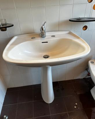 Lavandino e specchio bagno