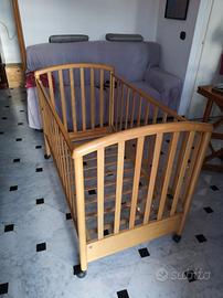 Lettino in legno per bebè 