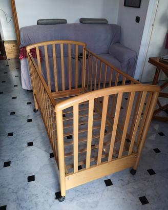 Lettino in legno per bebè 