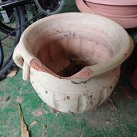Vaso -  in parte rotto in alto