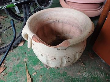 Vaso -  in parte rotto in alto