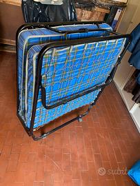 Coppia di brande a rete pieghevoli con materasso