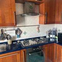 Cucina con elettrodomestici