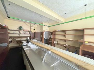 NEGOZIO A TRAVAGLIATO