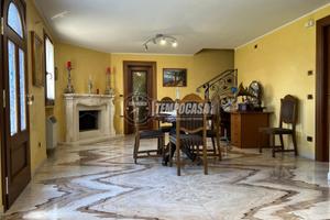 VILLA D' EPOCA IMMERSA NEL VERDE E AMPIO GIARDINO