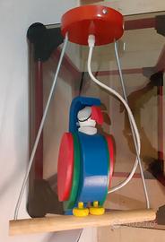 Lampadario in legno a forma di pappagallo