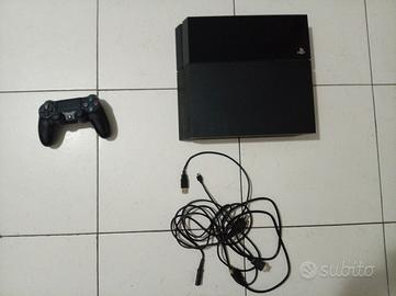 PlayStation 4 in buone condizioni più un joystick 