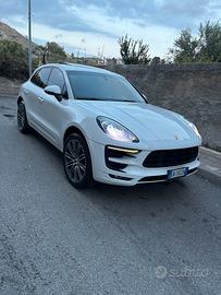 Porsche Macan total white