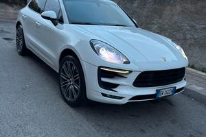 Porsche Macan total white