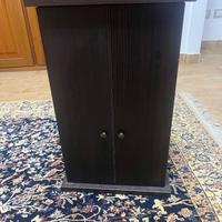 Mobiletto in legno scuro con ante – ideale come co