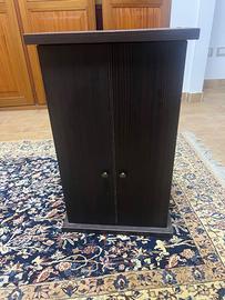 Mobiletto in legno scuro con ante – ideale come co