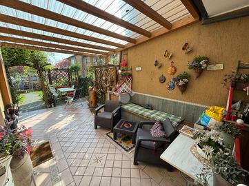 VILLA A SCHIERA A PAULLO