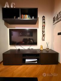 Sala parete attrezzata e tavolino