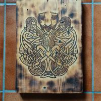 Insegna in legno di abete pirografata con disegno 