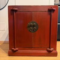 Piccola credenza orientale rossa