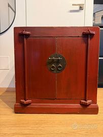 Piccola credenza orientale rossa