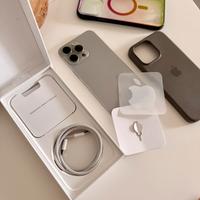 Iphone 15 Pro Max da 256 Gb con accessori