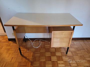 Scrivania in legno