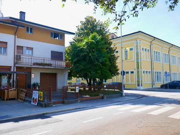 CASA IN BIFAMILIARE TRICAMERE E BISERVIZI: indi...