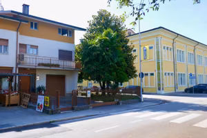 CASA IN BIFAMILIARE TRICAMERE E BISERVIZI: indi...