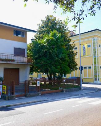 CASA IN BIFAMILIARE TRICAMERE E BISERVIZI: indi...
