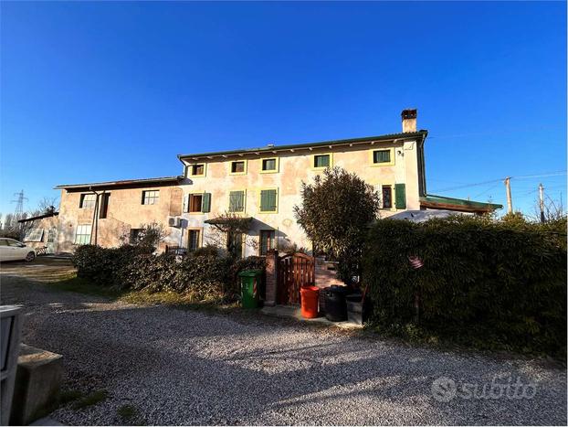 Casale semiristrutturato con terreno di 9000 mq.