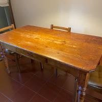 Tavolo di legno con cassetto