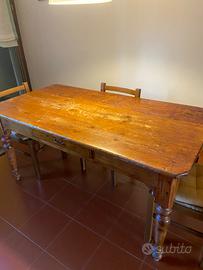 Tavolo di legno con cassetto