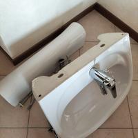 Lavabo a colonna con rubinetto