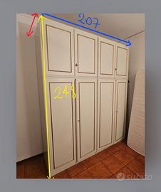 Armadio in legno bianco con decori dorati