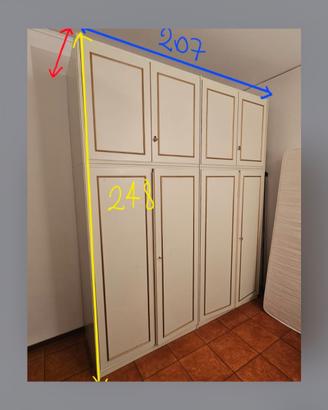 Armadio in legno bianco con decori dorati