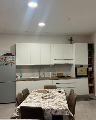 Cucina completa di frigo e forno come nuova