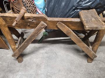 Antico sgranatore manuale in legno per pannocchie