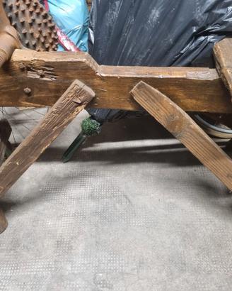 Antico sgranatore manuale in legno per pannocchie