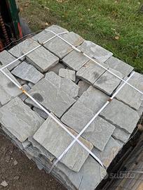 Pietre naturali grigie tagliate da esterno