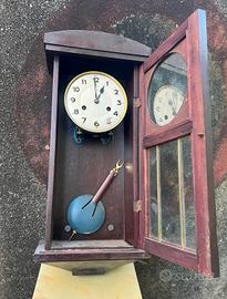 Antico orologio a pendolo