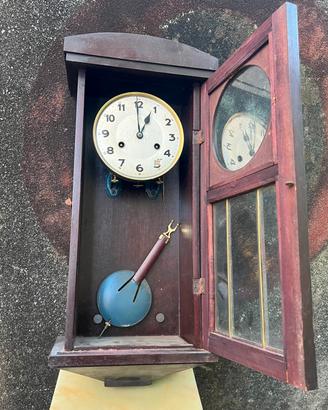 Antico orologio a pendolo