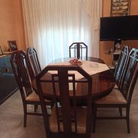 Tavolo da pranzo con sei sedie 