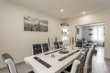 Casa indipendente di 240 m² con più di 5 locali a 