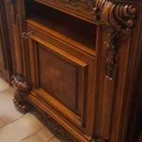 Mobile pregiato in legno