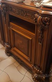 Mobile pregiato in legno